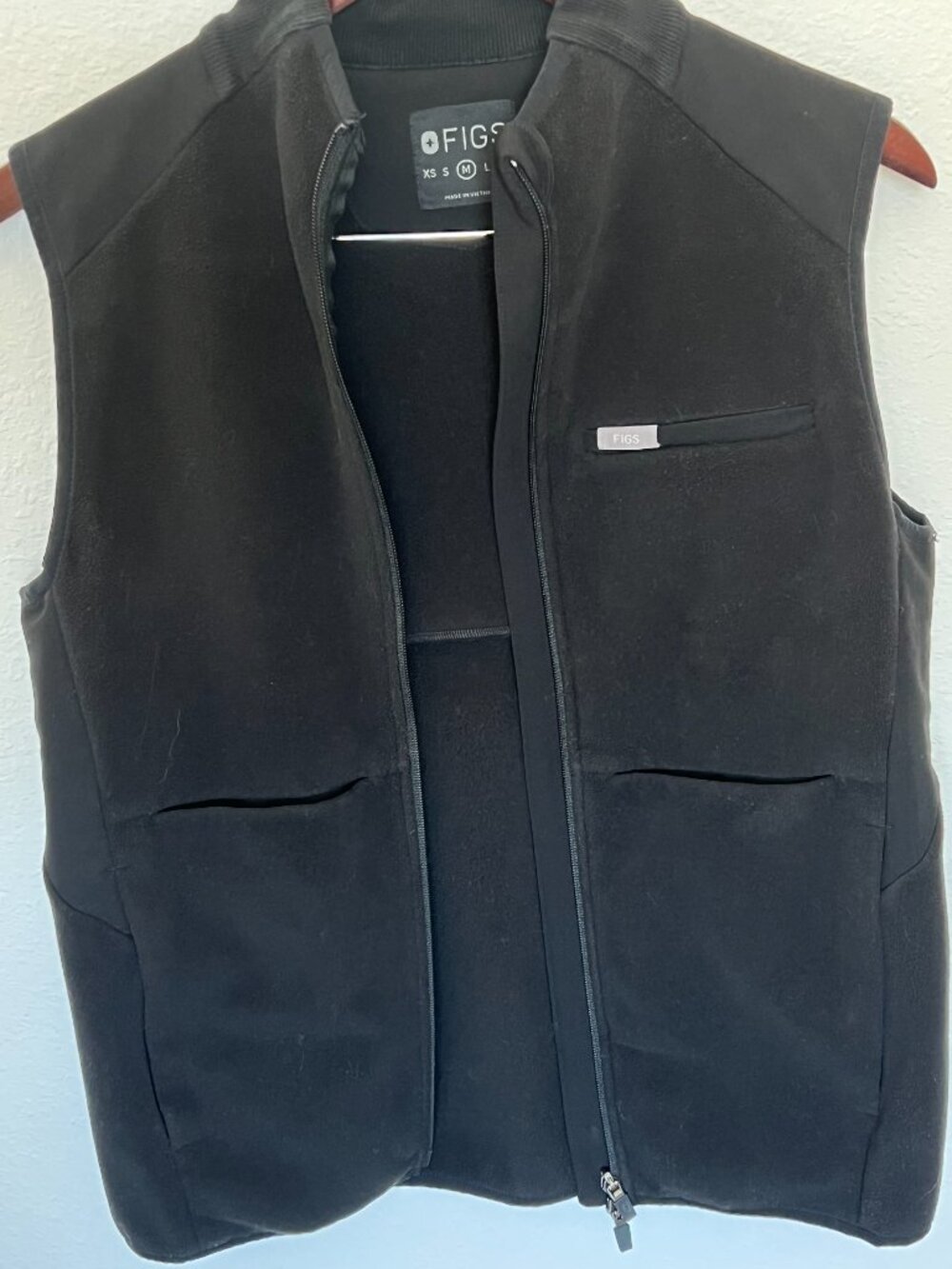 FIGS Black On Shift Fleece Vest Size Medium - Picture 4 of 9